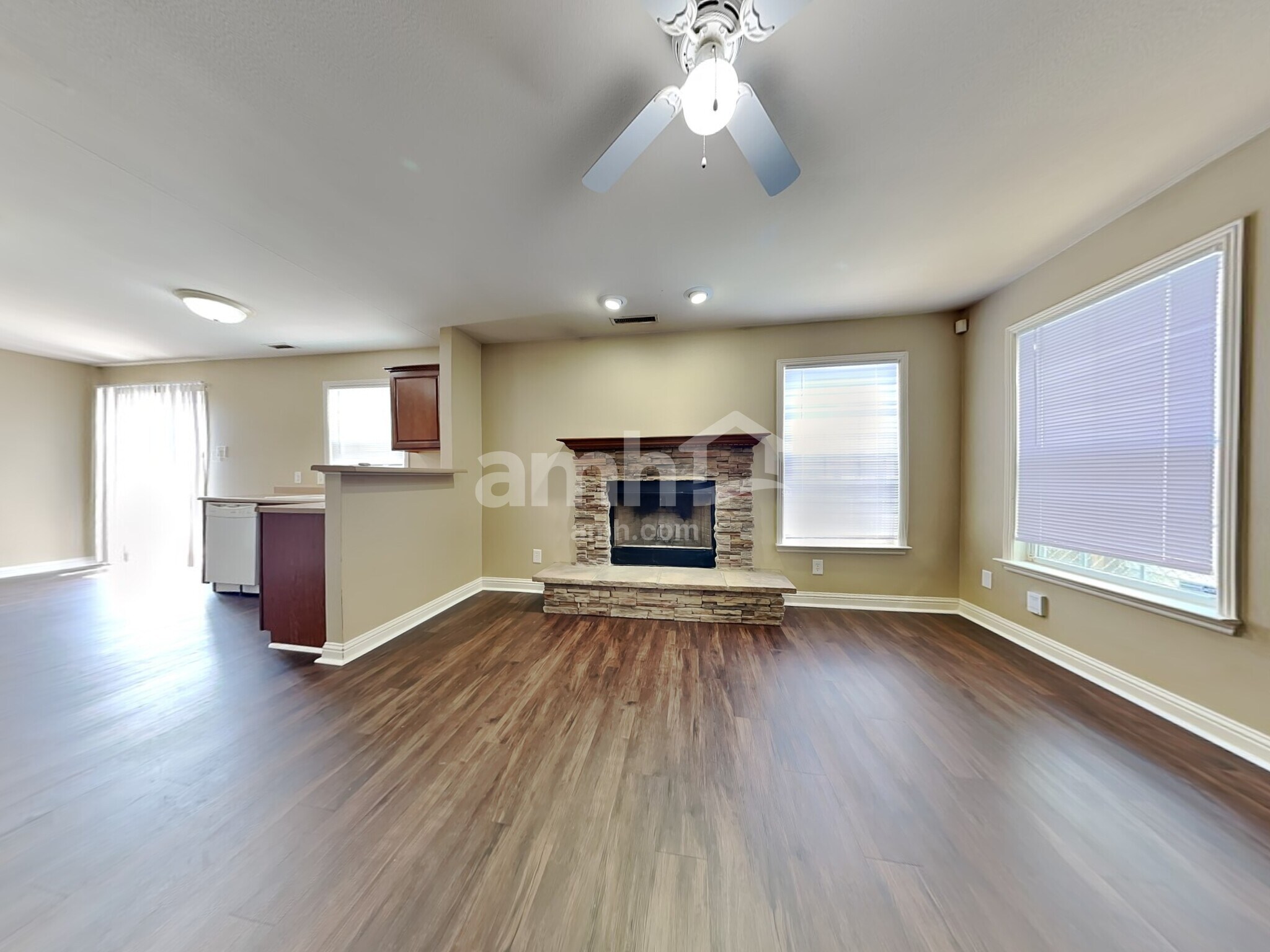 Building Photo - 853 Colonial Way