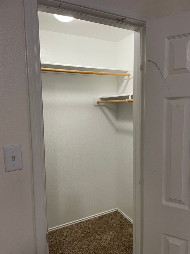 Building Photo - Available Now! Spacious & Well-Maintained ...