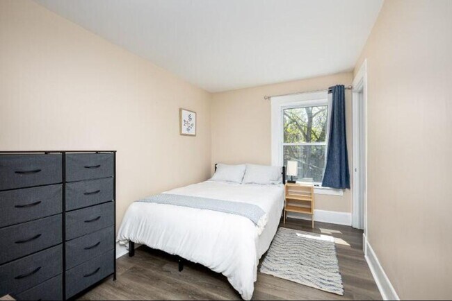 Building Photo - Walk to Downtown Ann Arbor - 3 bed/2 bath
