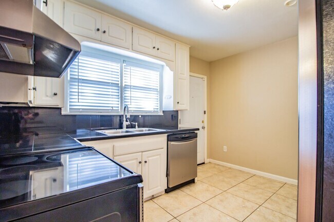 Building Photo - 3 Bedroom 2 bathroom house in Tech Terrace!