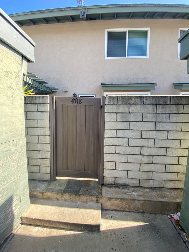Building Photo - Two Bedroom Huntington Beach Townhouse w/ ...
