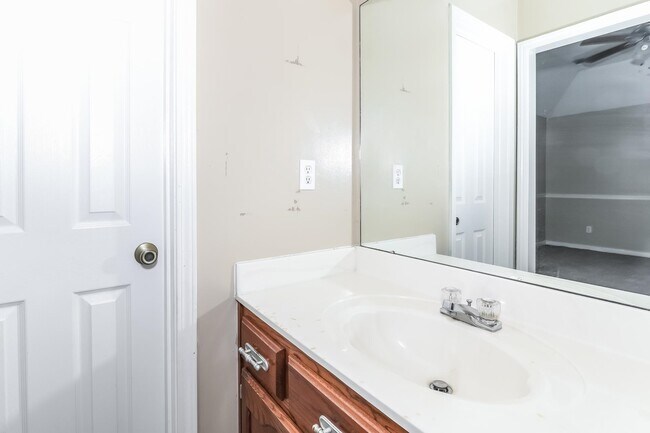 Building Photo - 4820 Greenlawn Cove