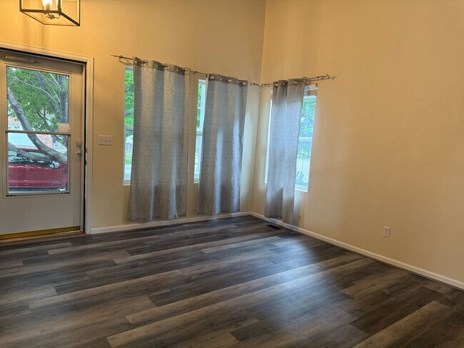 Building Photo - Great 4 bed 3 bath home Wolf Creek Neighbo...