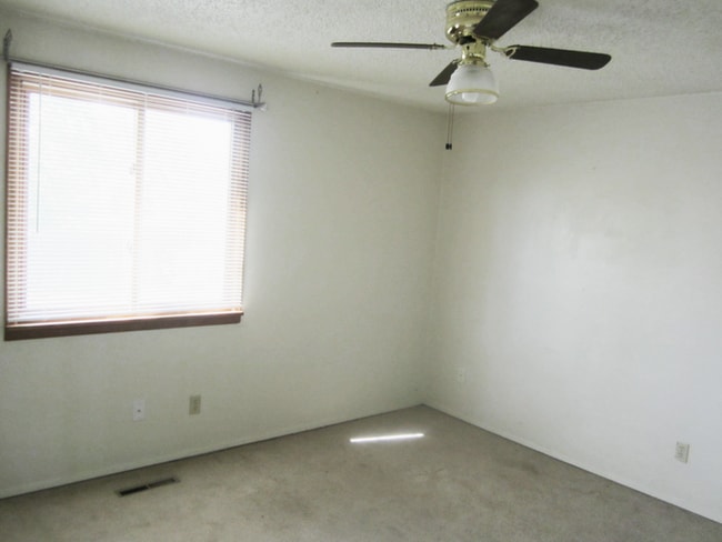 Building Photo - 3 Bedroom, 2 Bath Bi-Level Home with 2 car...