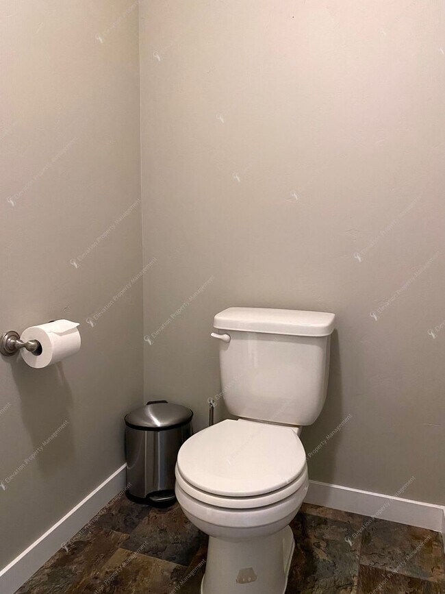 Building Photo - Bright Southeast Bend Home Near Canal Trai...