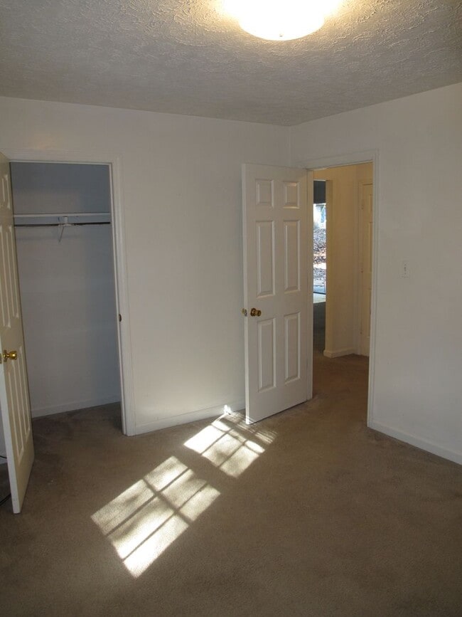 Building Photo - **WEST ATHENS DUPLEX** 2 Bed/1 Bath - JUST...