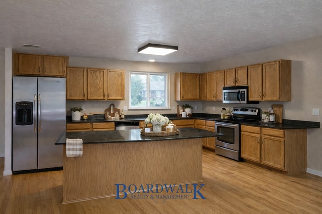 Building Photo - Beautiful 6 Bedroom Home in Sandy!