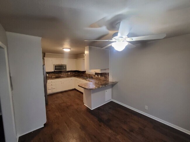 Building Photo - 3 Bed 2 Bath, 2 Car Garage