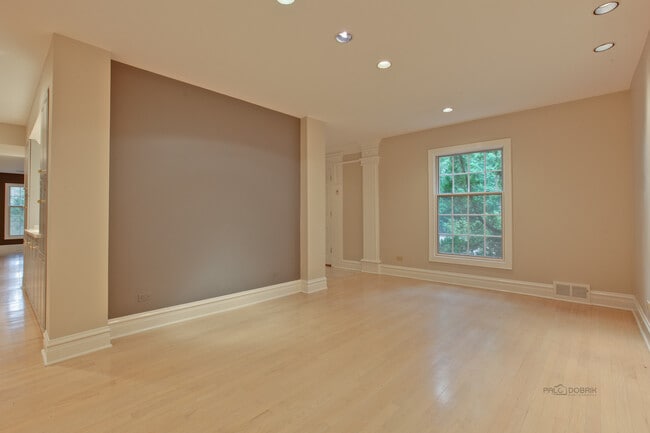 Building Photo - 427 N Sheridan Rd