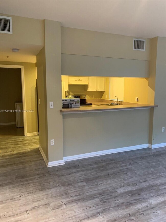 Building Photo - 6572 W Sample Rd