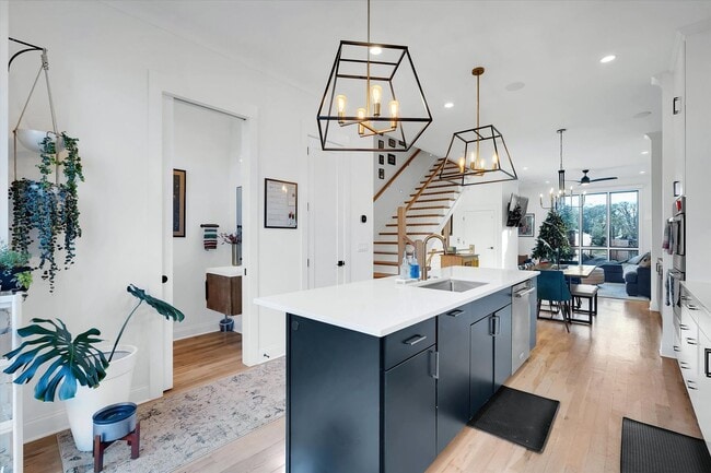 Building Photo - Stunning 3/2.5 Located on North Main Street, Downtown Greenville!