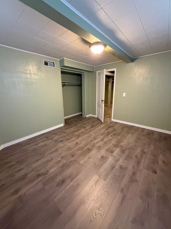 Building Photo - 5 bedroom house next to park