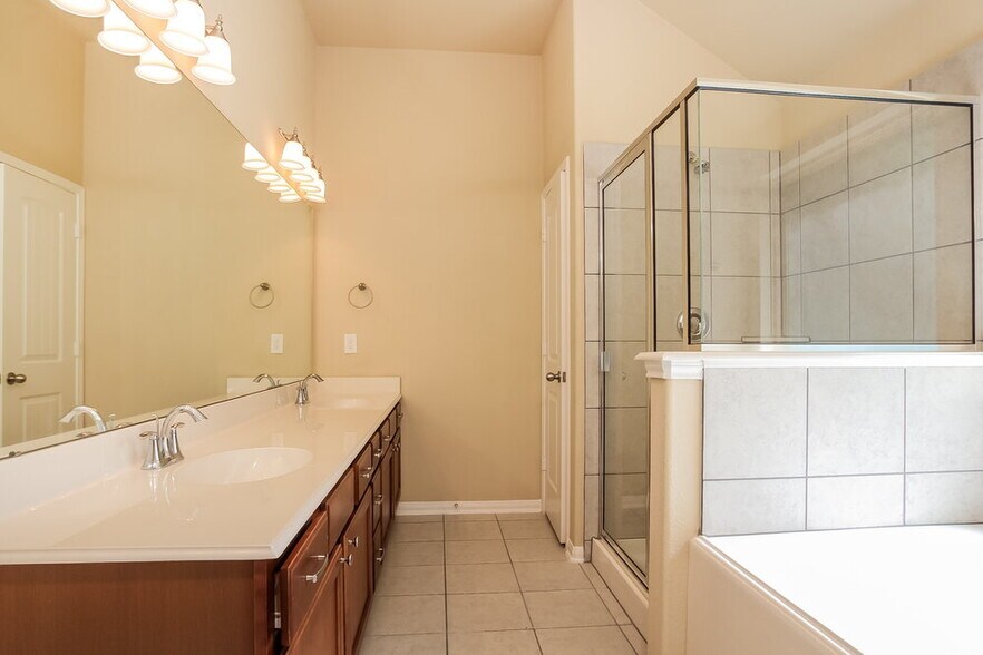 Building Photo - 988 Arbor Glen