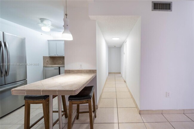 Building Photo - 2500 NE 135th St