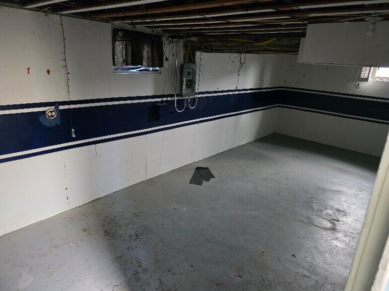 Building Photo - 715 S Rotherwood Ave