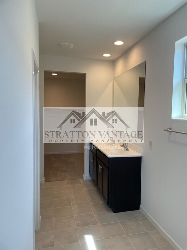 Building Photo - 2942 Kim Dr