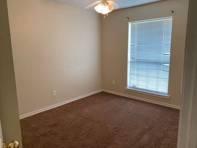 Building Photo - 3 Bed 2 Bath - close to city trail