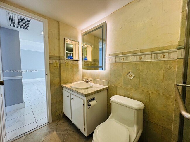 Building Photo - 3625 N Country Club Dr