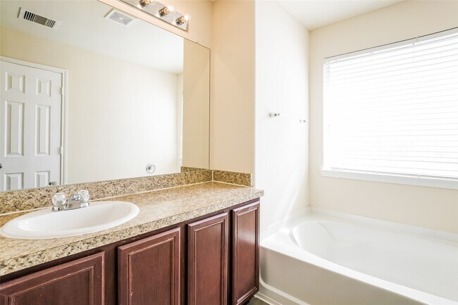 Building Photo - 2422 Tomica Ct