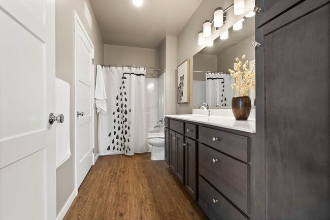 Building Photo - Very Large/Spacious 1-Bedroom/1.5-Bath, unit 104