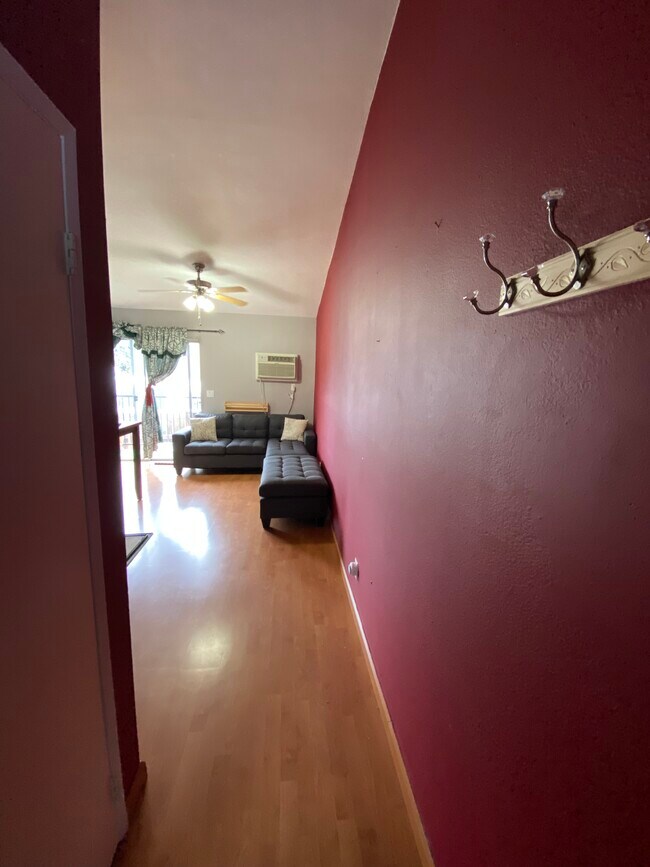 Building Photo - 3030 Valle Vista Dr