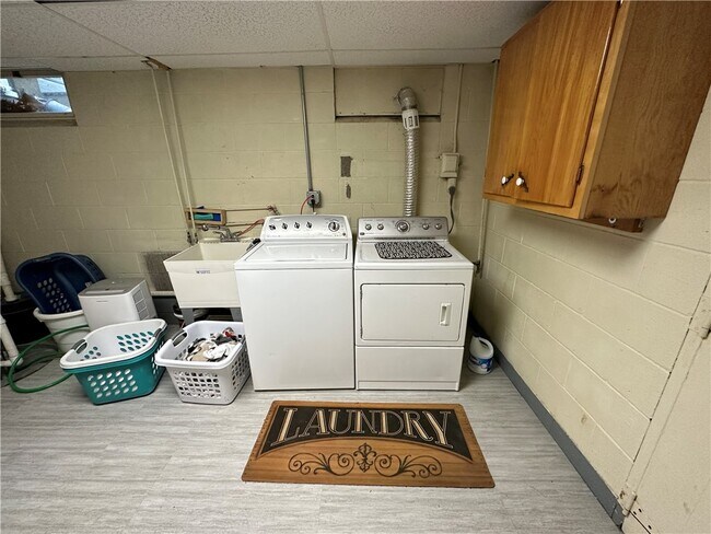 Building Photo - 6840 Haskell Dr