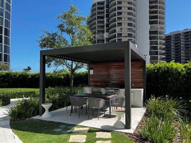 Building Photo - 2831 S Bayshore Dr