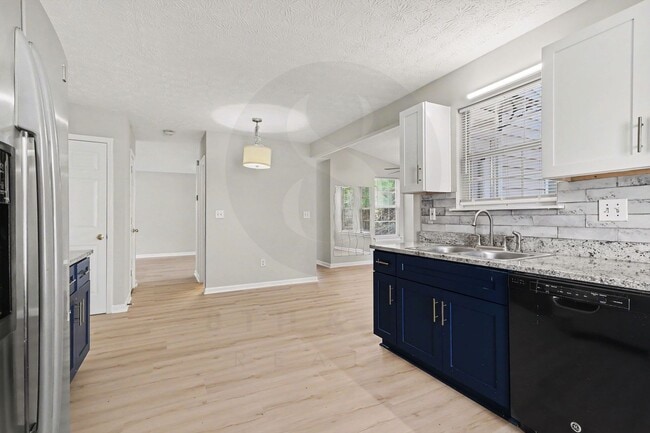 Building Photo - 4BR/2.5BA Home Conveniently Located Off Jimmy Carter Blvd!