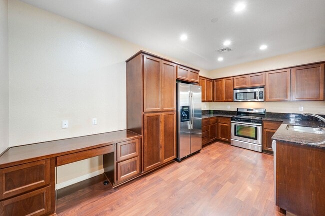 Building Photo - 3BR/3BA Folsom Condo with Fireplace + 2 Car Garage