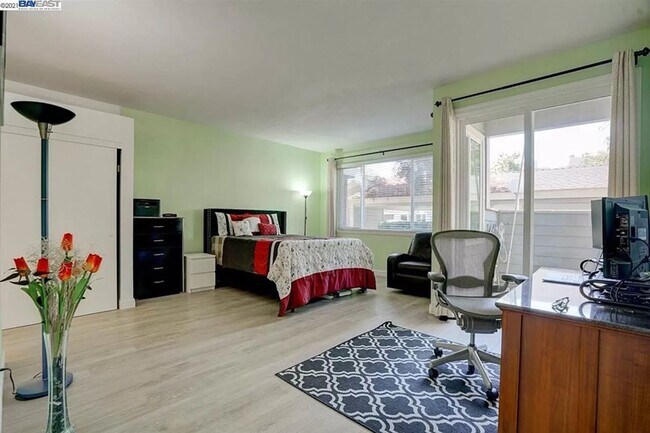 Building Photo - $2990 / 2 BR - GORGEOUS MEADOWBROOK CONDO ...