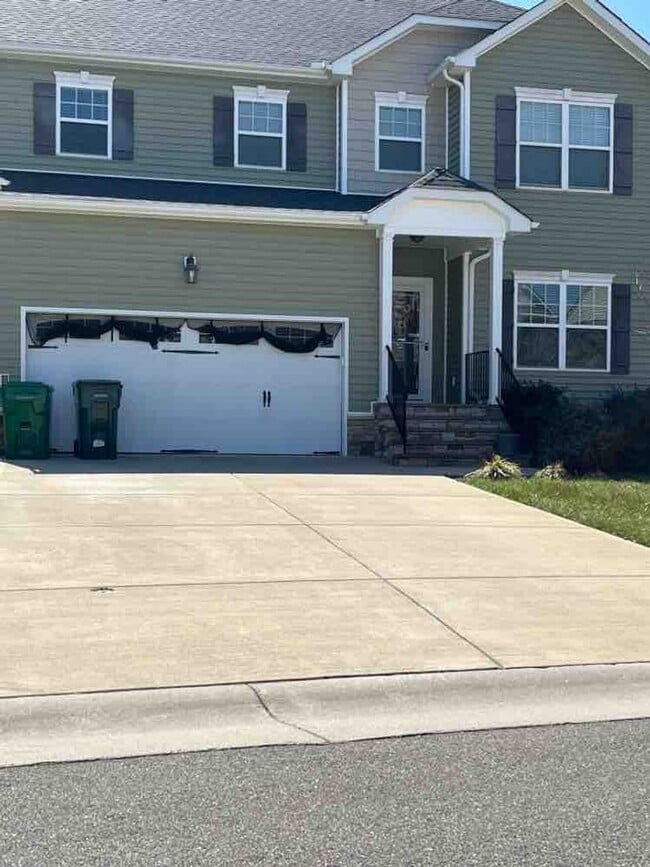 Building Photo - Large transitional with lots of room for entertainment on quiet cul-de-sac in Castleton Subdivision.