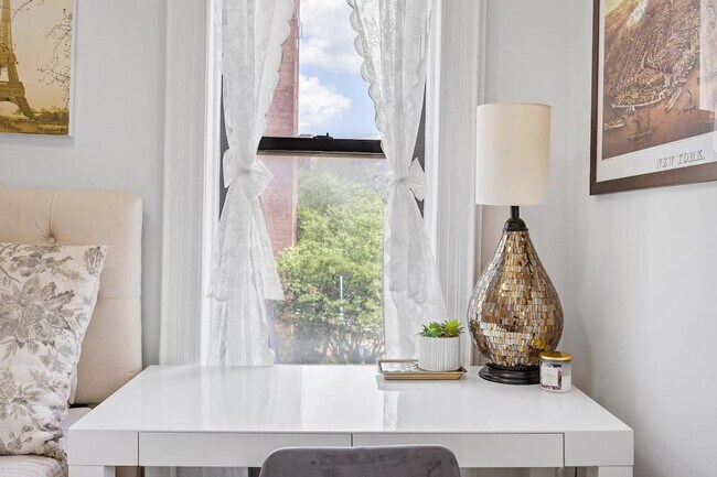 Building Photo - 542 E 14th St