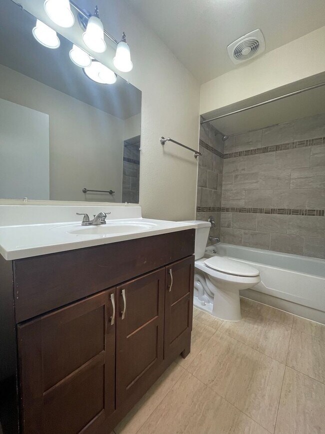 Building Photo - Spacious Montavilla 2 Bedroom Upstairs Uni...