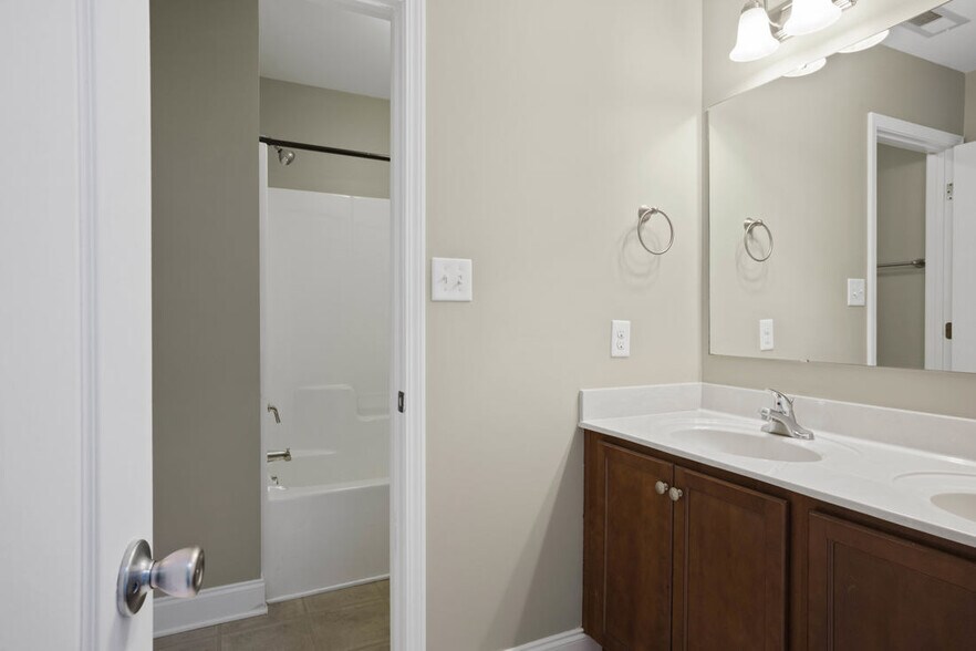 Building Photo - 121 Feathers Ln
