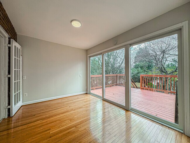 Building Photo - Stunning 4 Bed 3 Bath Tudor-style Brick Townhome In Desired Foxhall