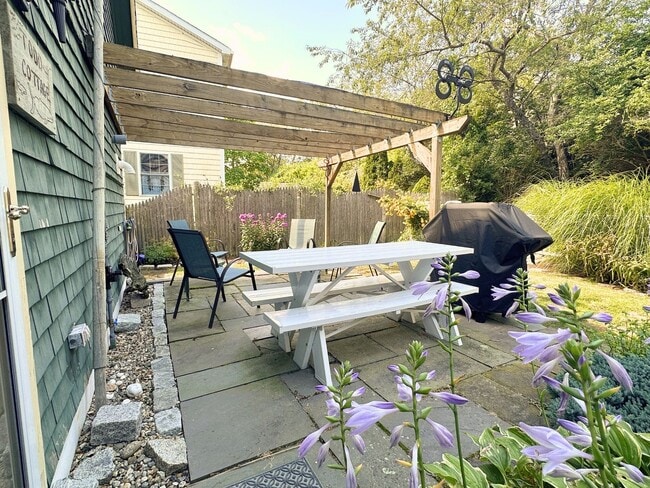 Building Photo - Winter Rental: Available Now-May 31