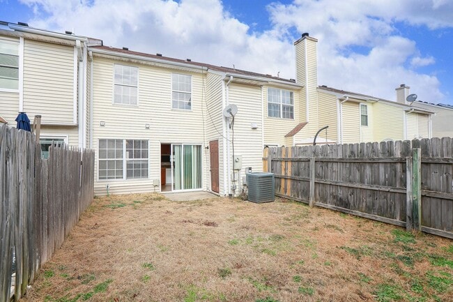 Building Photo - Charming Townhouse in Virginia Beach