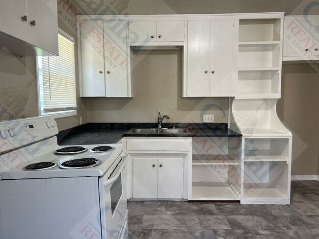 Building Photo - Spacious 3 Bedroom