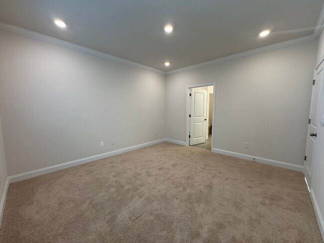 Building Photo - Beautiful Four Bedroom Townhouse in Sherri...