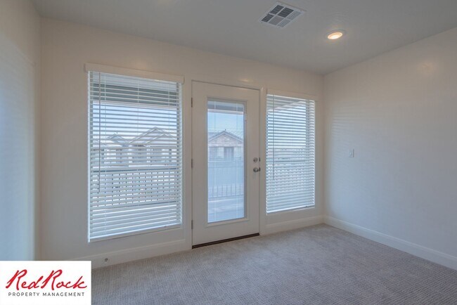 Building Photo - Stunning Spacious 3 Bedroom Unit