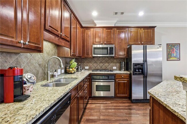 Building Photo - 305 Le Gran Bend