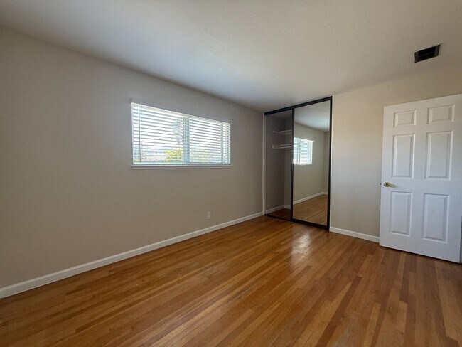 Building Photo - Spacious 5 bedroom 2.5 bath home in San Jose