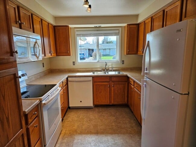 Building Photo - 3Bd/2Ba Single Story Home-For viewing!