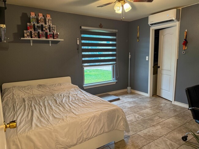 Building Photo - 208 Chisos Oak Dr