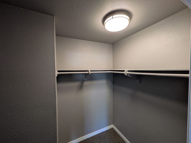 Building Photo - 2 Bedroom 1 Bathroom Condo available NOW!