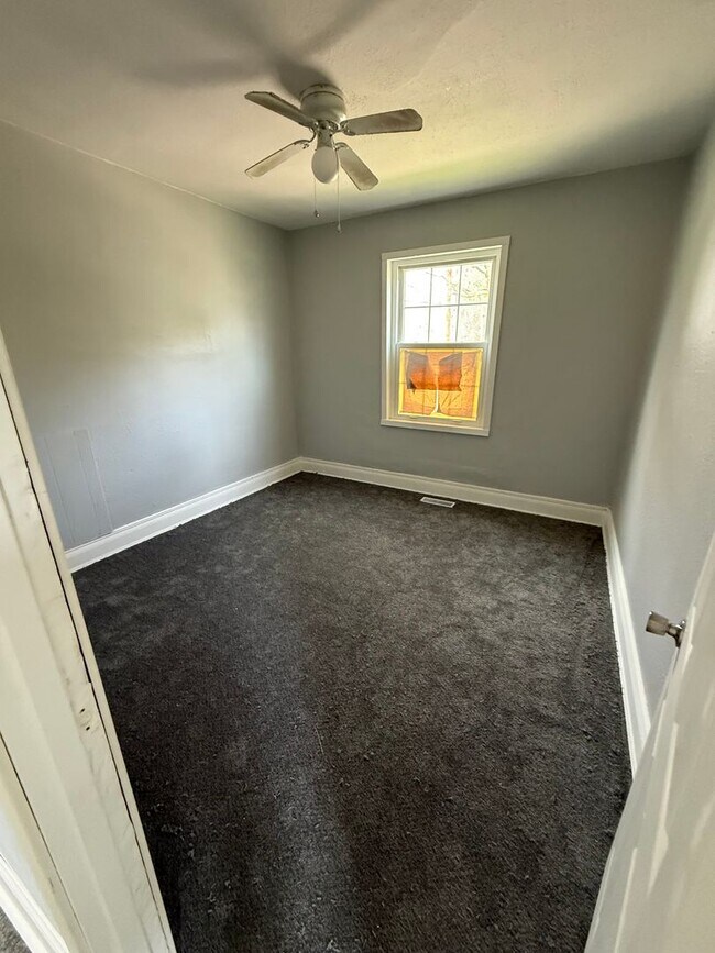 Building Photo - 3 Bed 1 Bath