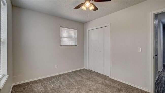 Building Photo - 4 Bed 2 Bath-South Gate Addition of Moore, OK