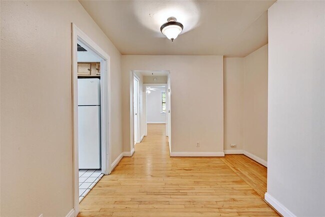 Building Photo - 912 E 32nd St