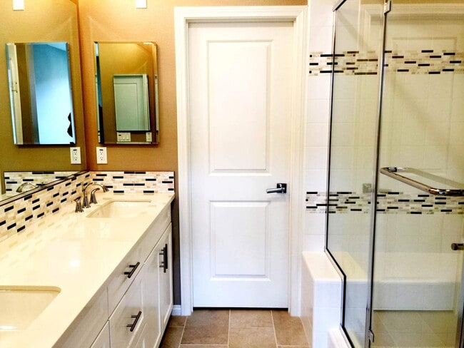 Building Photo - Amazing 4 Bedroom/3.5 Bathroom Townhome