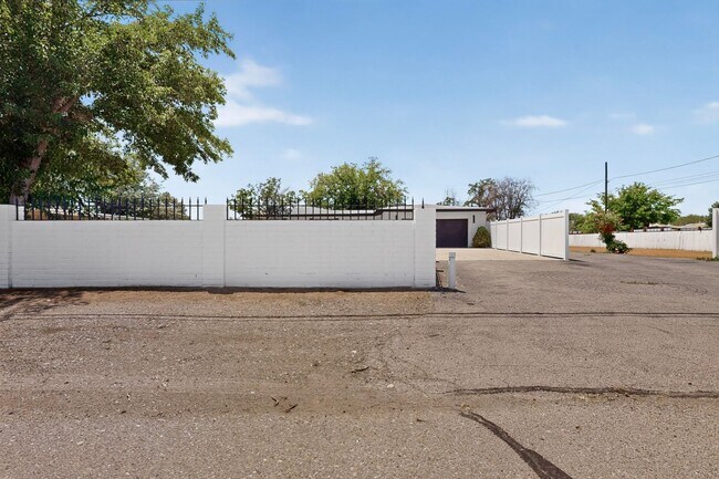 Building Photo - 824 Ortega Rd NW